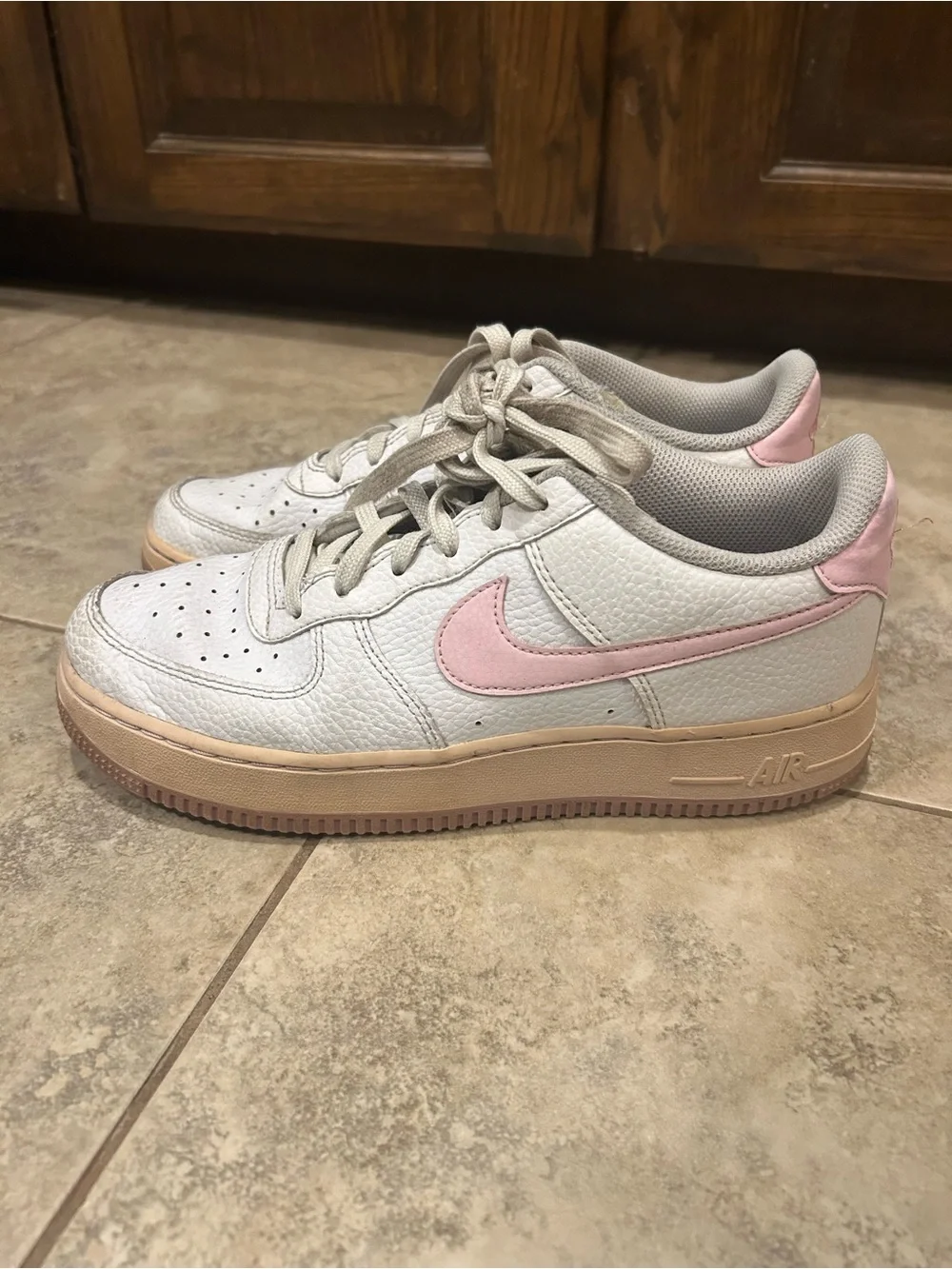 Nike Air Force 1 Kids Low-Top Sneakers in White with Pink Swoosh and Tan sole